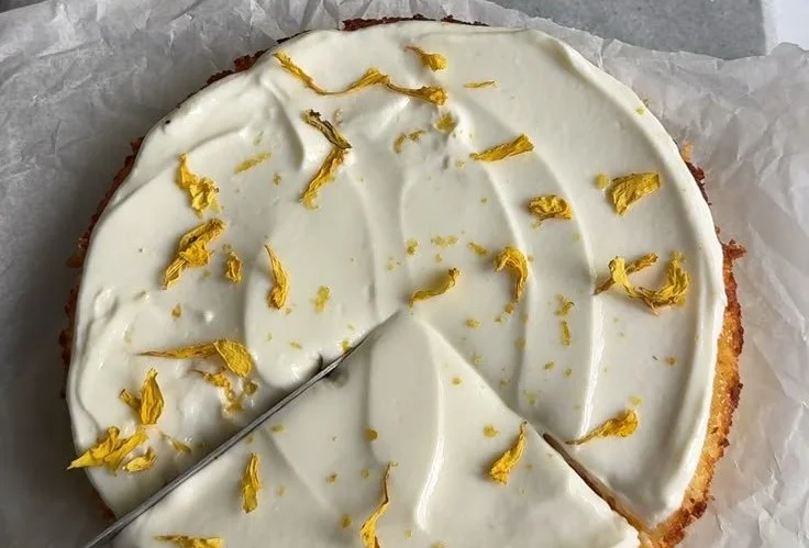 234 calorie lemon cake topped with fresh lemon slices