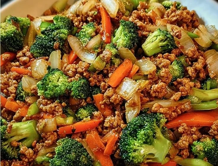 Delicious ground turkey stir fry with broccoli and colorful veggies